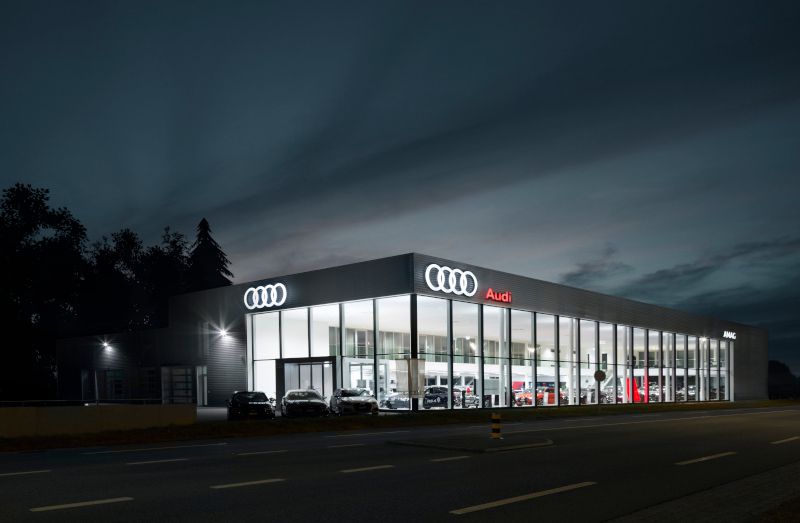 Photo nocturne de l'AMAG Audi Center Fislisbach