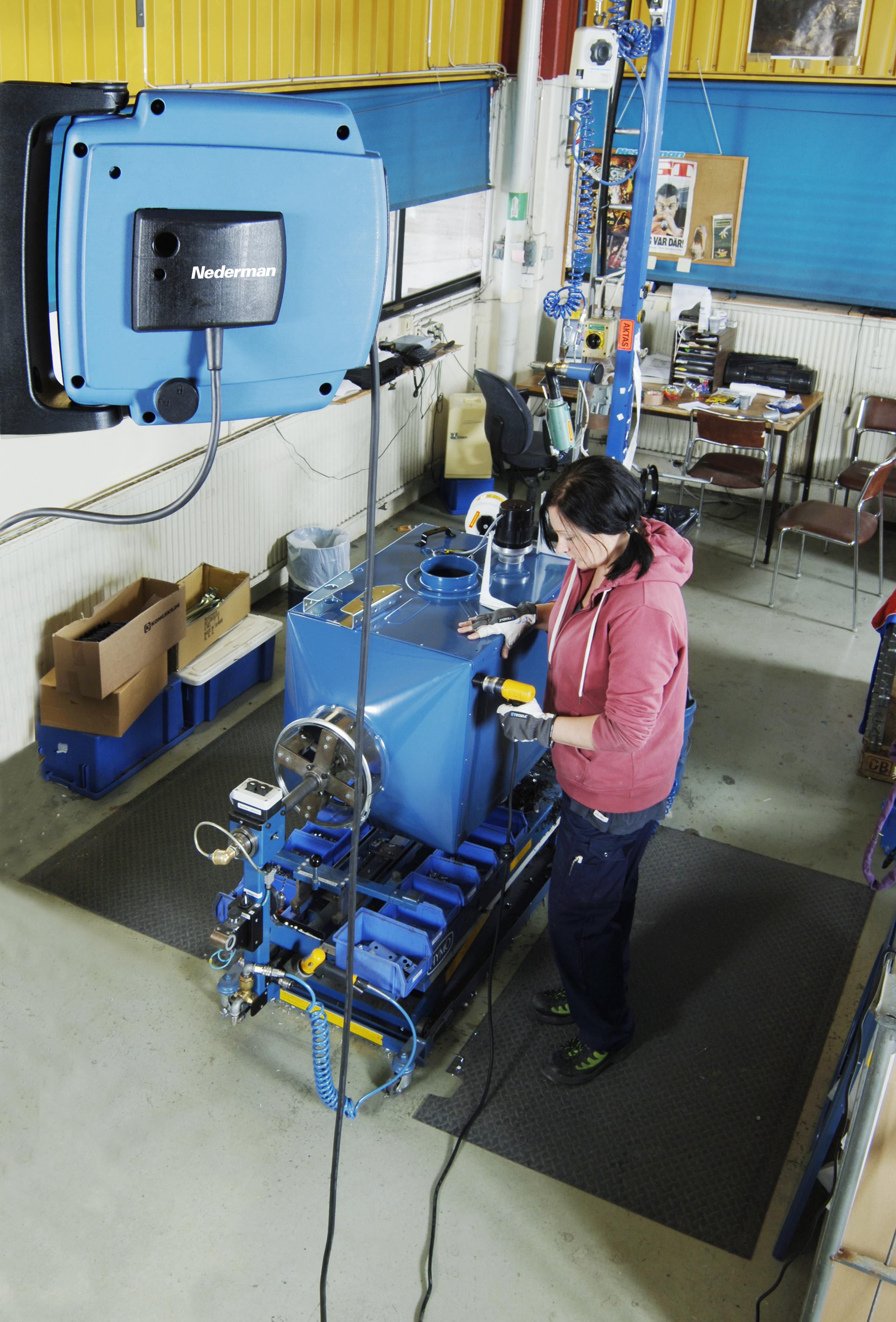 Wandmontierter Nederman Schlauchaufroller H30 in Werkstatt.